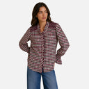 Blusa de Feeka en cuadro berry, negro y blanco, con cuello fruncido, canesú de smock y manga larga. Una prenda femenina y con carácter que funciona tanto con vaqueros como con pantalones más arreglados