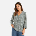 Modelo llevando la blusa estampada de Freequent en tonos verde iceberg confeccionada en viscosa ECOVERO™