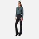 Pantalón largo Surkana en color melange oscuro combinado con blusa estampada geométrica.