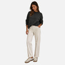 Pantalón recto de pana Jarman color crudo para mujer con cintura elástica.