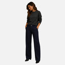 Pantalón recto de raya diplomática Jarman color azul marino para mujer con cierre de botón y bolsillos laterales.