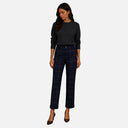 Modelo con pantalón recto de cuadros Jarman para mujer de corte recto y largo al tobillo.
