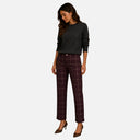 Modelo con pantalón recto de cuadros Jarman para mujer de corte recto y largo al tobillo.
