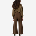 Pantalón flare tobillero con botones