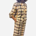 Camisa gris y mostaza