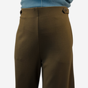 Pantalón flare tobillero con botones