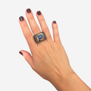 Anillo marrón oscuro