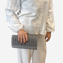 Cartera gris brillo