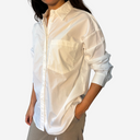 Camisa blanca con bolsillo delantero