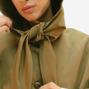 Gabardina caqui con lazada al cuello