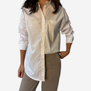 Camisa blanca con bolsillo delantero