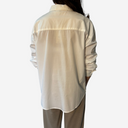 Camisa blanca con bolsillo delantero
