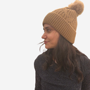Gorro marrón pompón