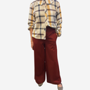 Camisa gris y mostaza