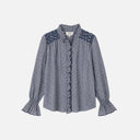 Blusa de cuadros azul y blanco confeccionada en 100% algodón, con cuello fruncido, canesú de smock, manga larga y puños fruncidos con volante.