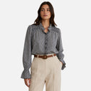 Una forma de llevarla en un look más elegante: combinada con un pantalón beige de talle alto. El azul y blanco permite crear conjuntos luminosos y atemporales.