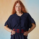 Blusa azul marino bordada de lino natural - DS Collection