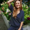 Conjunto de pantalón y blusa de mujer azul de rayas blancas fluidas perfecto para la primavera