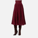Detalle de la falda midi de punto granate para mujer con cintura elástica y tejido de textura suave.