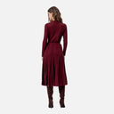 Vista trasera de falda midi de punto granate para mujer con cintura elástica y vuelo fluido de Surkana.