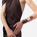 Brazalete esmaltado Alexah combinado con otros accesorios