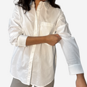 Camisa blanca con bolsillo delantero