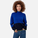 Vista frontal del jersey de punto bicolor azul y azul marino para mujer con cuello perkins y acabado de punto fino.