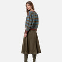 Jersey jacquard multicolor para mujer Surkana en tonos azul, verde y marrón combinado con falda midi verde.