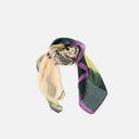 Pañuelo de seda estampado para mujer Surkana en tonos crema, verde bosque y morado con diseño floral y acabado ligero.