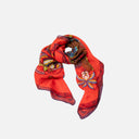 Pañuelo de seda estampado para mujer Surkana en tonos rojo, marron y azul.