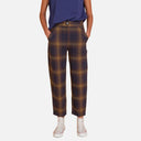 Pantalón de mujer de cuadros azul marino y marrón de Studio Manna con tiro alto, bolsillos laterales y corte recto ligeramente tobillero.