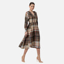 Vestido midi Surkana de cuadros con cintura marcada, escote en pico y manga larga confeccionado en tejido fluido.