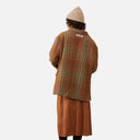 Vista trasera del abrigo de cuadros Orfeo para mujer con corte oversize y detalle de etiqueta My Dear
