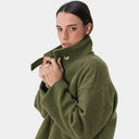 Detalle del cuello alto y los botones del abrigo corto de lana PAN Producto Básico en color verde