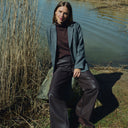 Americana de espiga gris de Freequent para mujer combinada con pantalón marrón oscuro
