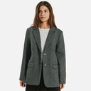 Modelo llevando americana gris de espiga Freequent de mujer vista de frente.