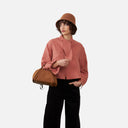 Blusa corta rosa con lazada Orfeo para mujer combinada con pantalón negro