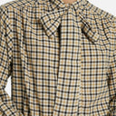 Detalle del cuello alto con lazo de la blusa de cuadros Feeka