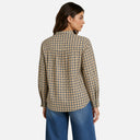 Vista trasera de la blusa de cuadros Feeka con manga larga y canesú fruncido