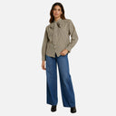 Blusa de cuadros Feeka con lazo combinada con vaqueros de pierna ancha.