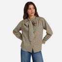 Modelo con blusa de cuadros Feeka 100% algodón con lazo y manga larga.