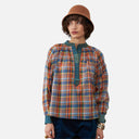 Blusa multicolor de cuadros Orfeo con cuello verde en contraste y pantalón azul marino