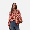 Blusa estampada roja con lazada Orfeo para mujer vista frontal combinada con vaqueros