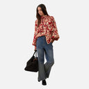 Blusa estampada Orfeo en tonos rojos para mujer con lazada y mangas con volumen