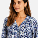 Detalle de la blusa estampada de Freequent confeccionada en 100% fibras de viscosa LENZING™ ECOVERO™