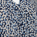 Detalle del escote en pico con pliegues de la blusa estampada de Freequent en viscosa LENZING™ ECOVERO™