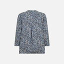Vista trasera de la blusa estampada de Freequent confeccionada en viscosa LENZING™ ECOVERO™