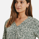 Detalle de la blusa estampada de Freequent confeccionada en 100% fibras de viscosa LENZING™ ECOVERO™
