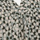 Detalle del escote en pico con pliegues de la blusa estampada de Freequent en viscosa LENZING™ ECOVERO™