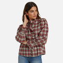 Primer plano de la blusa de cuadros Feeka con volante delantero y cuello alto confeccionada en algodón 100%.